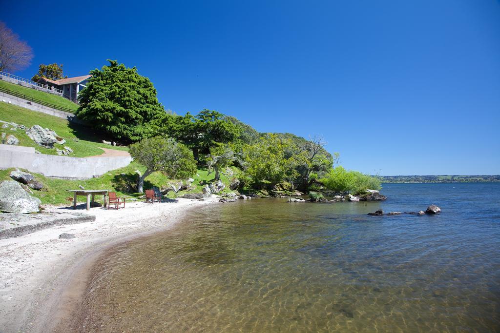 On The Point - Lake Rotorua Luaran gambar