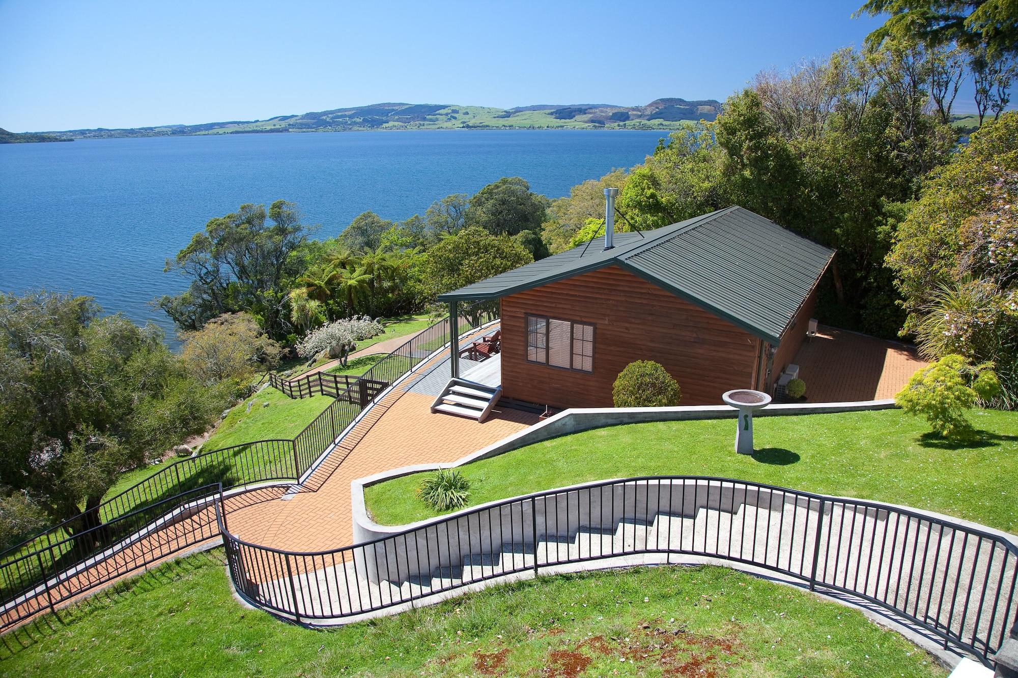 On The Point - Lake Rotorua Luaran gambar